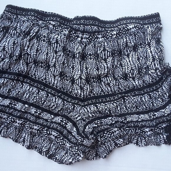 Forever 21 black and white shorts with lace trim, size 2X - Picture 2 of 2